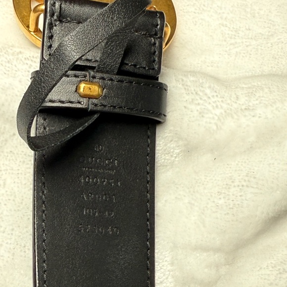 Gucci Black Leather Belt with Gold Accent - Picture 4 of 6